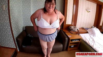 Fet japansk mamma visar sina enorma bröst och njuter av en sexleksak. En 51-årig asiatisk mamma berättar om sin sexuella erfarenhet. Yukiko 1 OSAKAPORN fet milf